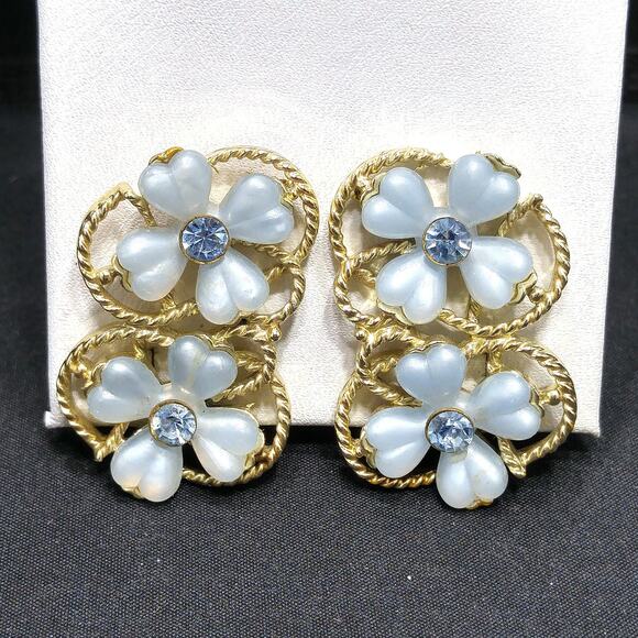 Kramer Blue Rhinestone Flower Clip Earrings, Lucite Gold Plated, 1950s Vintage - Picture 10 of 10